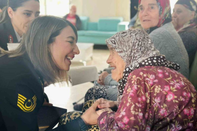 Jandarma bayramda yaşlı çınarları unutmadı