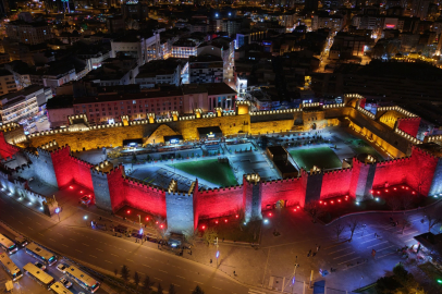 Kayseri'de Cumhuriyet Meydanı otizm farkındalık rengi ile ışıklandırdı