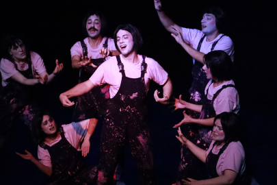 ENKA Sanat, Kuruluşunun 10. yılını kutlayan Sarı Sandalye’yi konuk ediyor