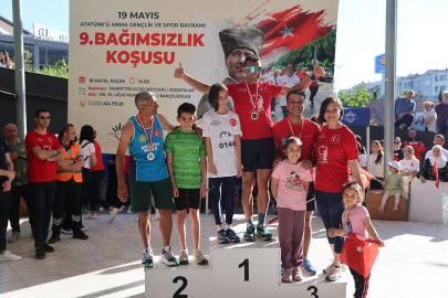 Karabağlar'da Cumhuriyet Koşusu Büyük İlgi Gördü