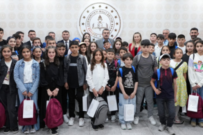 Bakan Tekin 19 Mayıs Coşkusunu Uzundere'den Gelen Öğrencilerle Paylaştı