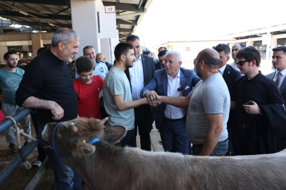 Başkan Bozbey’den Kurban Pazarına Ziyaret