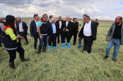 Dolu Vuran Tarlada "Galoş Krizi": TZOB Başkanı Şemsi Bayraktar'a Çiftçiden Sert Tepki!