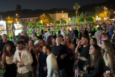 İtalyan Öğrencilerden Sürpriz Flash Mob Gösterisi