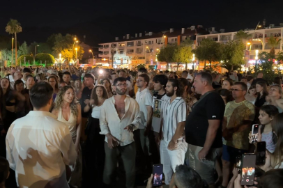 İtalyan Öğrencilerden Sürpriz Flash Mob Gösterisi