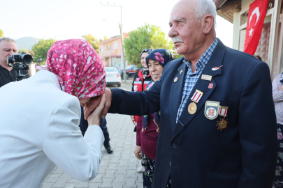 Bakan Göktaş, Kıbrıs Gazisi ve eşinin 48 yıllık yuvasına misafir oldu