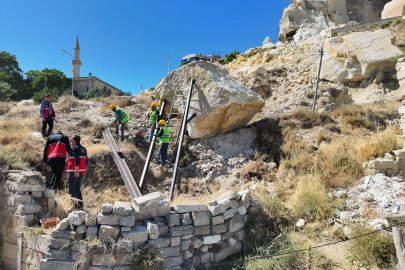 Ürgüp’te Düşen Kaya Parçasına Kapadokya Alan Başkanlığı Ekiplerinden Müdahale 