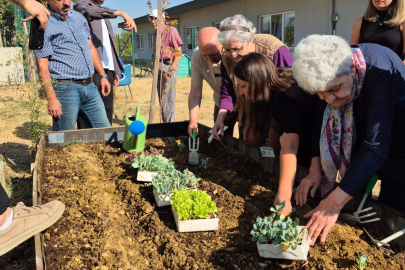 Nilüfer Belediyesi’nden Anlamlı Etkinlik: Alzheimer Günü’nde Fide Dikimi