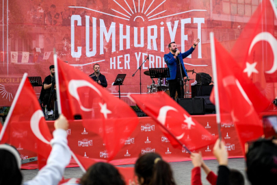 İzmir’de Cumhuriyet Coşkusu Başladı