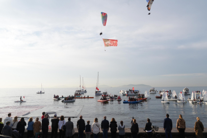 Kadıköy’de Binlerce Kişi Ata’ya Saygı Zinciri Oluşturdu