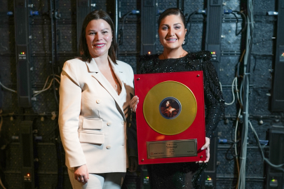 Sibel Can’a Altın Plak!