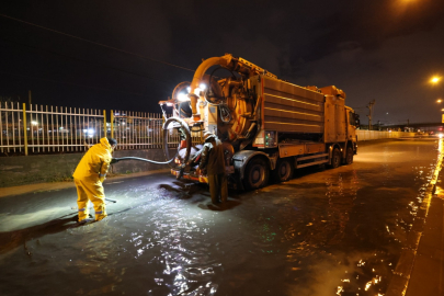 İzmir Büyükşehir Belediyesi Ekiplerinden Sağanak Yağış Seferberliği