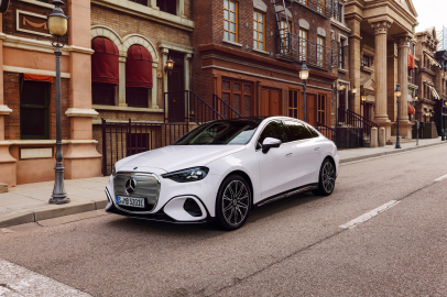 Yeni Elektrikli Mercedes C-Serisi Tanıtıldı: 762 KM Menzil, 4 Saniyede 0-100!