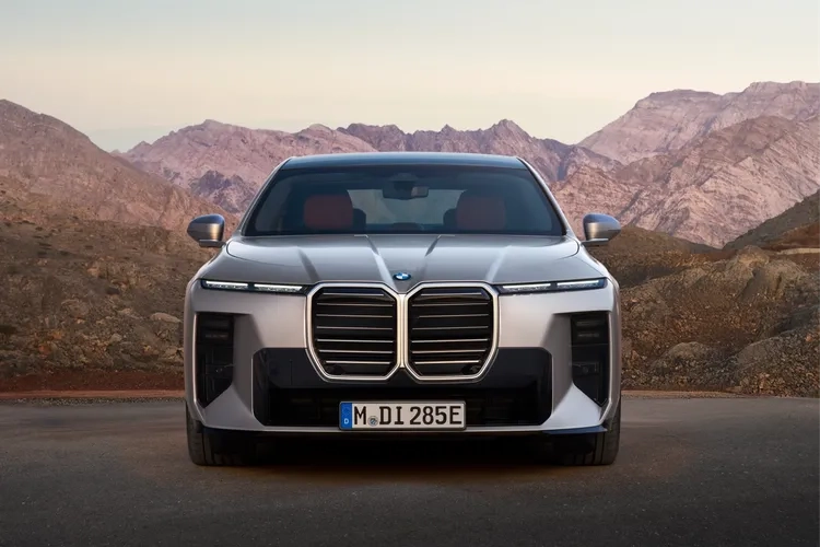Yeni BMW i7 Sahnede