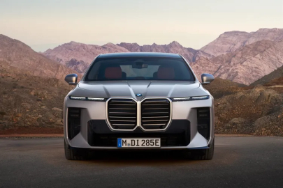 Yeni BMW i7 Sahnede