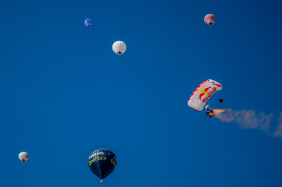 Marco Waltenspiel, Kapadokya'da Sıcak Hava Balonları Arasında 200 Km Hızla Uçtu