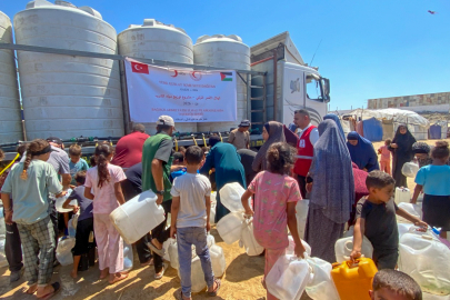 Türk Kızılay Gazze’de Artan Salgın Hastalıklara Karşı Hijyen Kiti ve Temiz İçme Suyu Dağıtıyor