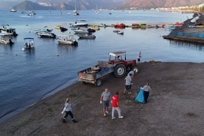 Marmaris Halk Plajı Güne Temizlikle Başlıyor
