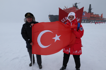 Uluslararası Keşif Gezisine Katılan Türk Genç, Kuzey Kutbu’nda Türk Bayrağını Dalgalandırdı