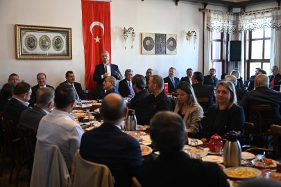 Mansur Yavaş, Tarihi Dönüşüm Sonrası Anafartalar Caddesi Esnafıyla Buluştu